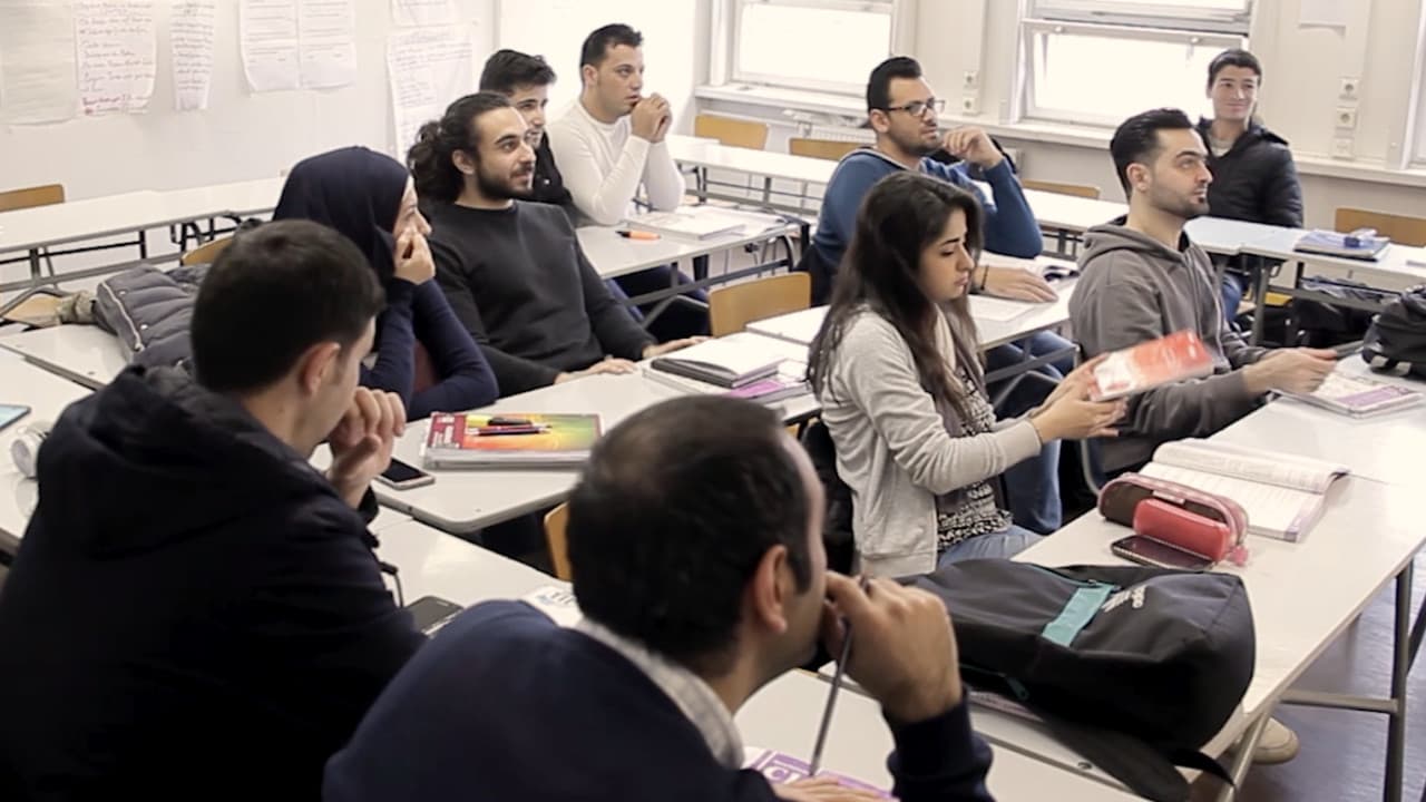 Das Bild zeigt ein Klassenzimmer, wo über zehn Schülerinnen und Schüler sitzen.