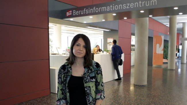 Young women in front of Berufsinformationszentrum